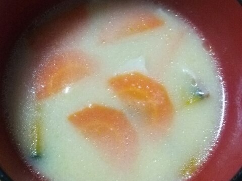 かぼちゃと人参とベーコンのミルク味噌スープ